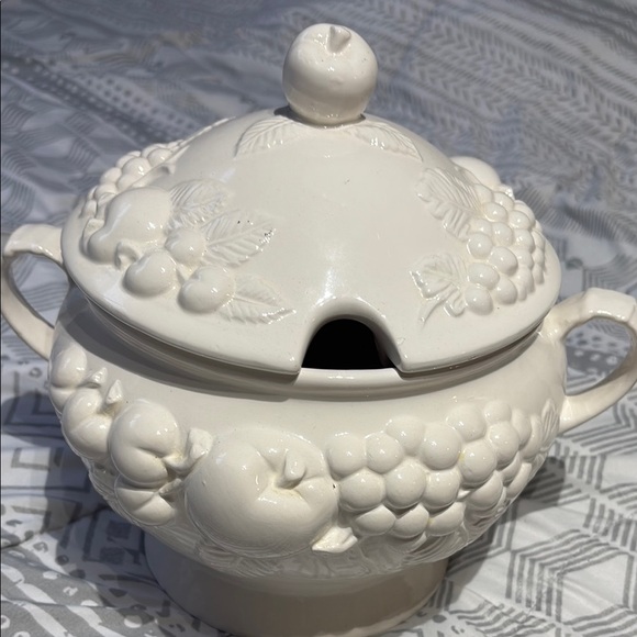 Chic White Ceramic Soup Tureen - Picture 2 of 4